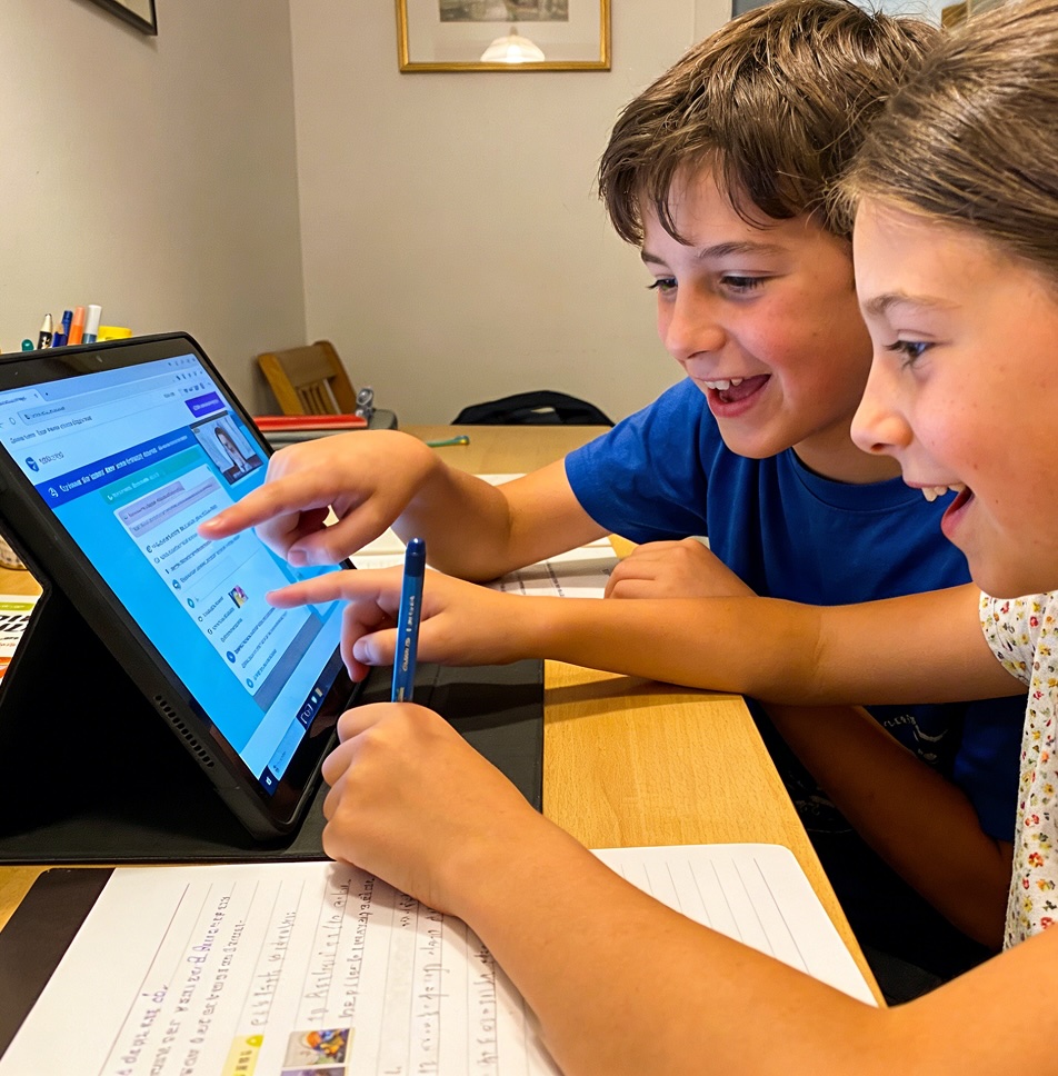 Lycéens français préparant le TFJM² en équipe autour d’un sujet de recherche en mathématiques